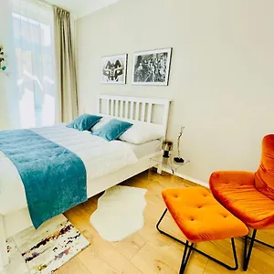 Colorful & Quiet In Beautiful Viennese Building Wiedeń